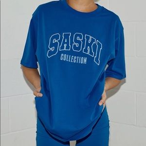 SASKI COLLEGIATE TEE | BLUE